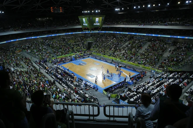 Dvorana Stožice ima 12.480 sedežev, NIJZ ne dovoli, da bi bilo v njej na tekmah 500 ljudi (100 članov ekip in 400 gledalcev). FOTO: Uroš Hočevar
