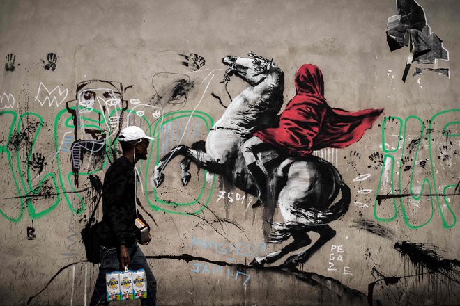Banksyjeve umetnine se pojavljajo povsod, tudi v Parizu kot ta na posnetku. FOTO: Philippe Lopez/ AFP