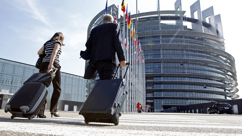 Fotografija: Dokler ne bo boljših epidemioloških gibanj, zasedanj evropskega parlamenta na sedežu v Strasbourgu ne bo. FOTO: Vincent Kessler/Reuters