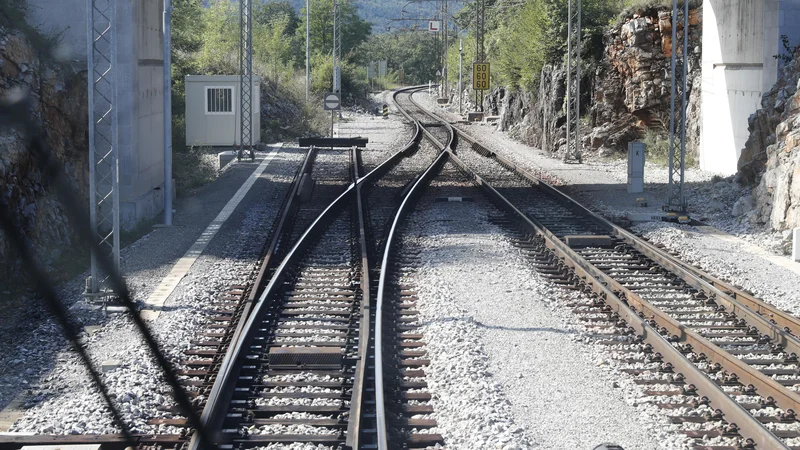 Fotografija: Začetek drugega tira na železniški progi Divača - Koper za postajo v Divači. Foto Uroš Hočevar