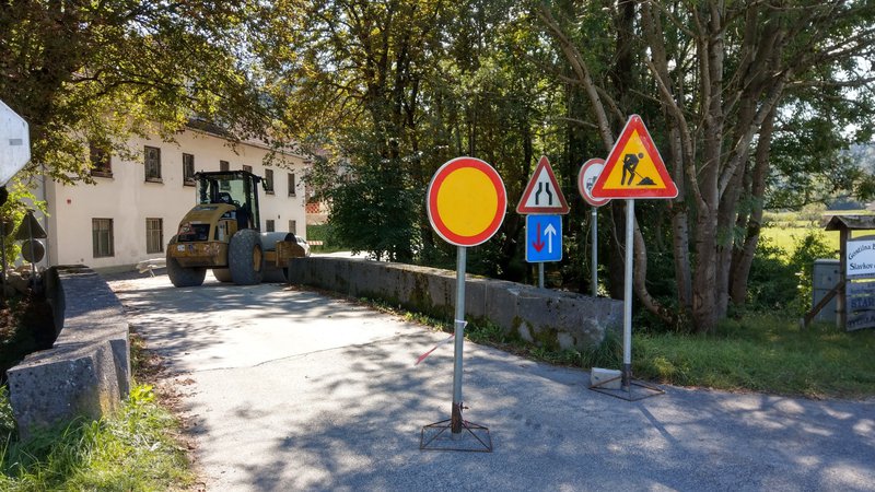 Fotografija: Cesta skozi Seničico do občinske meje pri motelu Medno je že obnovljena. FOTO: Aleš Stergar/Delo