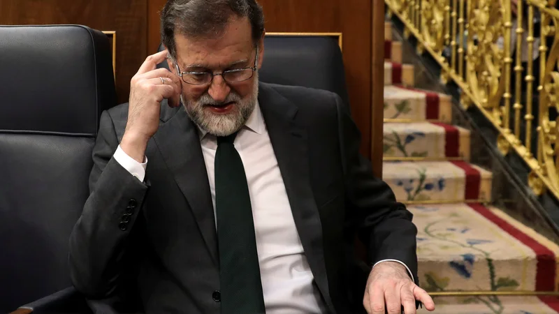 Fotografija: Že pred glasovanjem je Rajoy tudi priznal poraz. Kot je dejal, mu je bilo v čast služiti kot predsednik vlade in je vesel, da za sabo pušča boljšo Španijo, kot je bila ob nastopu njegovega mandata. FOTO:Sergio Perez/Reuters