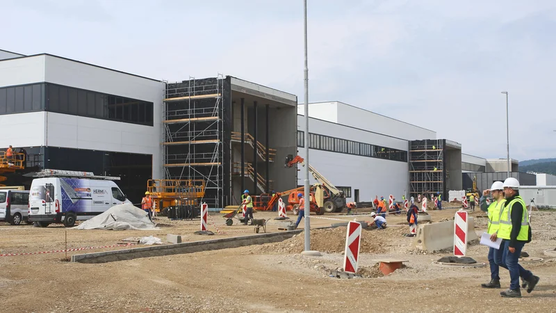 Fotografija: Magna je že zaprosila za okoljevarstveno dovoljenje za lakirnico. Foto:Tadej Regent/Delo