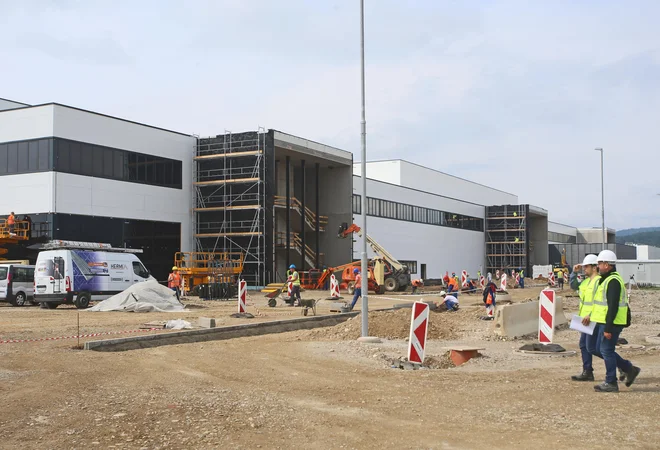 Magna je že zaprosila za okoljevarstveno dovoljenje za lakirnico. Foto:Tadej Regent/Delo