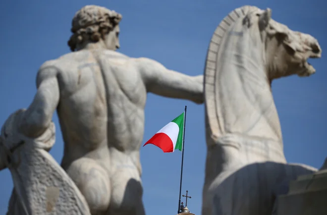 Ad hoc koalicija med ideološko raznovrstnimi strankami, s premierom, ki ga do pred kratkim nihče ni poznal, in programom, polnim neuresničljivih obljub: vse to za Italijo ni nič novega. FOTO: Tony Gentile/Reuters