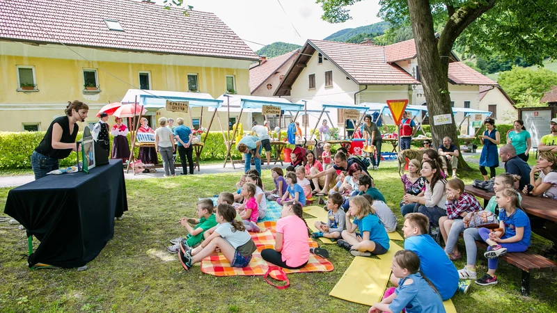 Fotografija: Jerca Cvetko med pripovedovanjem otrokom lani na Motniku. FOTO Luka Dakskobler