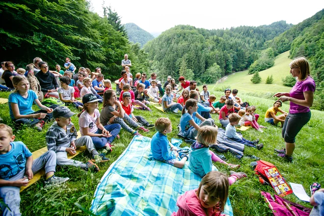 Na pohodu z Ireno Cerar je vedno zanimivo. Danes gredo na obisk k vilam na Menino planino, z njimi bo tudi dr. Urša Vilhar z Gozdarskega inštituta Slovenije.