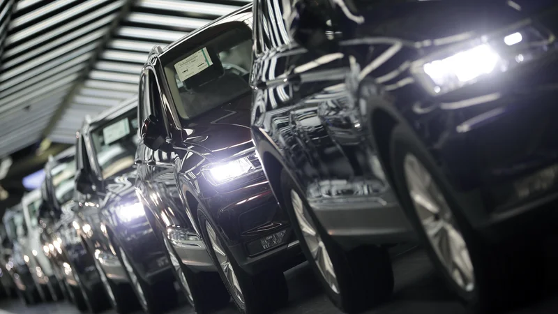 Fotografija: Posredni vplivi ameriških carin se lahko pokažejo v manjši prodaji evropskih avtomobilov (na primer volkswagnov, na fotografiji), kar skrbi slovenskaj jeklarska podjetja v njihovih dobaviteljskih verigah. FOTO: AP