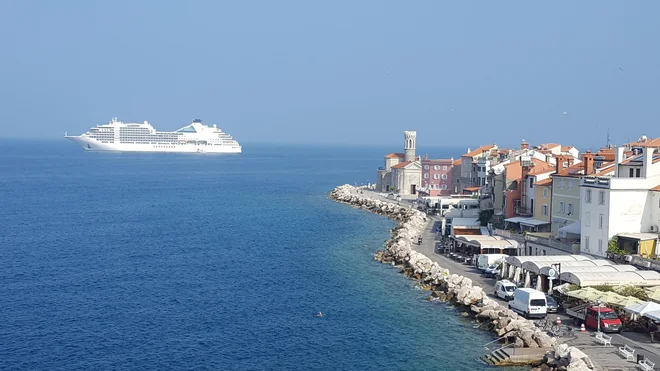 Razkošna Seabourn Encore iz Miamija pred Punot. FOTO: Boris Šuligoj/Delo