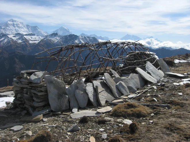 Bivališče na grebenu. Zadaj z leve: Čuren Himal (7371 metrov), Daulagiri (8167 metrov). Nad oblaki na desni Anapurna (8091 metrov), povsem levo ob njej dvoglavi vrh sedemtisočaka Mačapučare. FOTO: Viki Grošelj