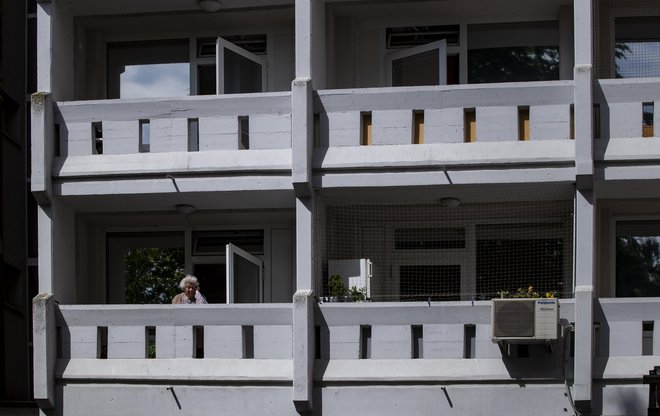 Čeprav se gradijo oskrbovana stanovanja, pa pri društvu upokojencev pogrešajo druge skupnostne oblike bivanja starejših. FOTO: Voranc Vogel/Delo