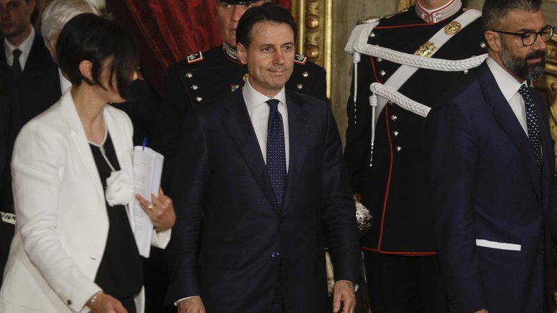 Fotografija: Giuseppe Conte, novi italijanski premier je 53-letni odvetnik in profesor prava, ki je javnosti neznan in je bil donedavnega zelo oddaljen od sveta politike. FOTO: Gregorio Borgia/AP