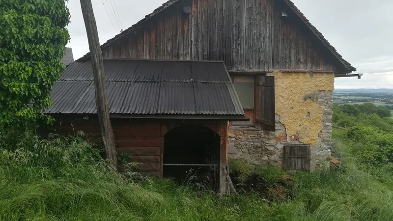 Fotografija: Začenja se nova etapa legalizacij črnih gradenj. Foto Aleš Andlovič