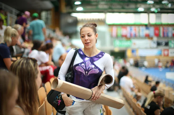 Tjaša Kysselef s svojimi navijači na tribuni v Kopru. Foto: Jure Eržen/Delo