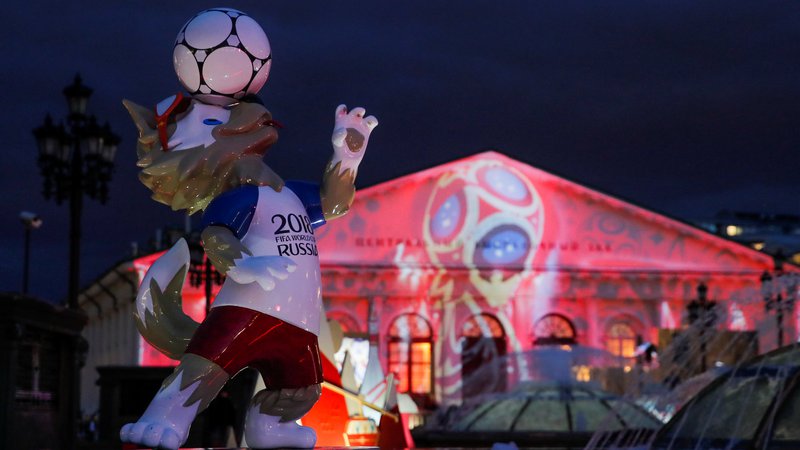 Fotografija: The official mascot for the 2018 FIFA World Cup Russia, Zabivaka, is pictured during a preview of a laser show on a facade of Moscow's Manezh exhibition hall in Moscow, Russia, May 31, 2018. Picture taken May 31, 2018. REUTERS/Maxim Shemetov