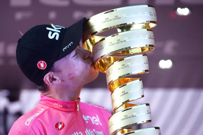 Chris Froome je z zmago na Giru navdušil kolesarsko javnost, kljub temu pa polemike glede njegove pravice do nastopanja ne potihnejo. Zdaj tudi prireditelji Toura razmišljajo, da bi ga označili za &raquo;nezaželeno&laquo; osebo.&nbsp;Foto: Luk Benies/AFP
