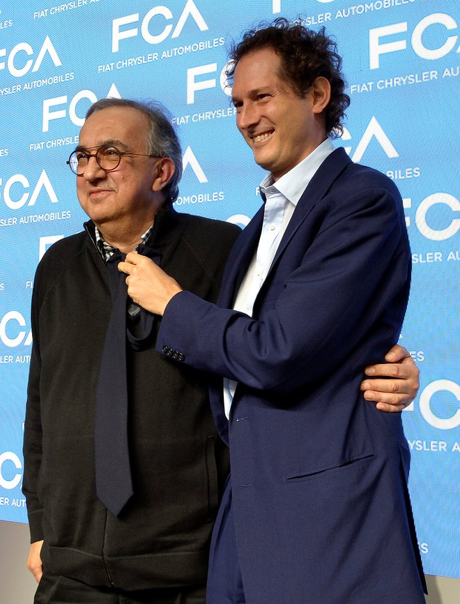 Šef koncerna Fiat Chrysler Sergio Marchionne in njegov morebitni naslednik John Elkann na predstavitvi bodočih poslovnih načrtov v Baloccu v Italiji. Foto Masimo Pinca