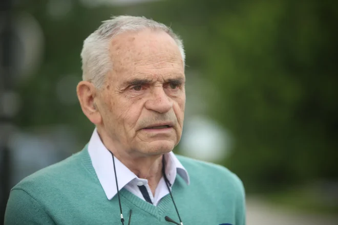 Vili Kovačič je na predsednika in direktorja DVK Antona Gašperja Frantarja in Dušana Vučka naslovil prijavo civilnega nadzora nad delom DVK, njenih volilnih enot in okrajev. Kot je navedel v dopisu, bi nadzor opravljali na volilno nedeljo med 16. in 24. uro. FOTO: Jure Eržen/Delo