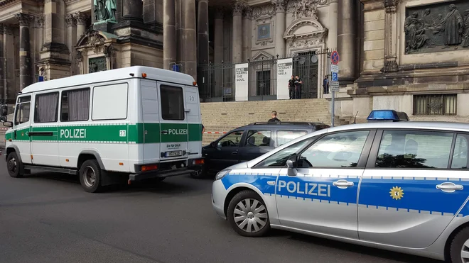 V bližini so številna policijska in reševalna vozila. FOTO: AFP