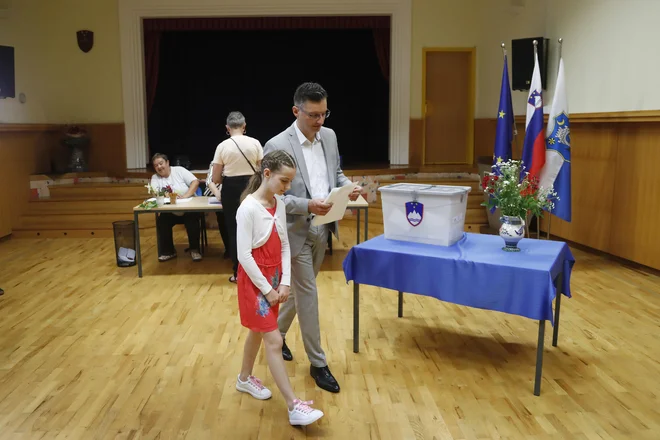 Na volišče je Šarec prišel skupaj s starejšo hčerko, medtem ko se je mlajša pripravljala na prvo obhajilo.