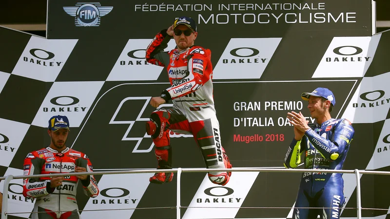 Fotografija: Jorge Lorenzo (na sredini) je kar skakal od navdušenja po včerajšnji zmagi v Mugellu. Zaploskal mu je tudi tretjeuvrščeni Valentino Rossi (desno), medtem ko drugouvrščeni Andrea Dovizioso (levo) ni bil najbolj zadovoljen z razpletom. FOTO: Alessandro Bianchi/Reuters