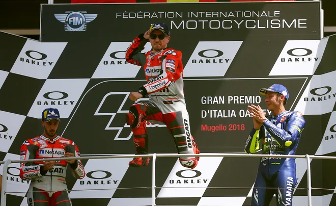 Jorge Lorenzo (na sredini) je kar skakal od navdušenja po včerajšnji zmagi v Mugellu. Zaploskal mu je tudi tretjeuvrščeni Valentino Rossi (desno), medtem ko drugouvrščeni Andrea Dovizioso (levo) ni bil najbolj zadovoljen z razpletom. FOTO: Alessandro Bianchi/Reuters