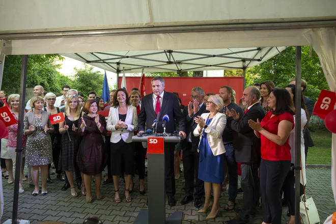 V stranki SD so štab ob nocojšnjem pričakovanju volilnih izidov pripravili na vrtu ob vili strankinega sedeža na Levstikovi ulici v Ljubljani. Med zbranimi so bili tudi evropska poslanka Tanja Fajon, ministrica za delo Anja Kopač Mrak, državna sekretarka na ministrstvu za delo Martina Vuk, nekdanji šolski minister Jernej Pikalo, potencialna kandidatka za pravosodno ministrico Dominika Švarc Pipan, predsednik Mladinskega sveta Slovenije Tin Kampl. FOTO: Voranc Vogel/Delo