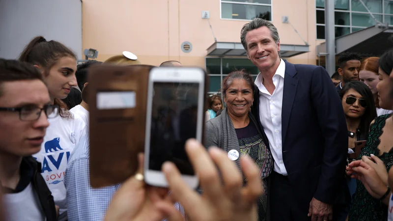 Fotografija: Demokrat Gavin Newsom med svojimi privrženci. FOTO: Reuters