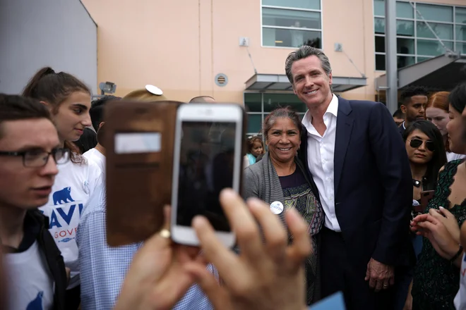 Demokrat Gavin Newsom med svojimi privrženci. FOTO: Reuters
