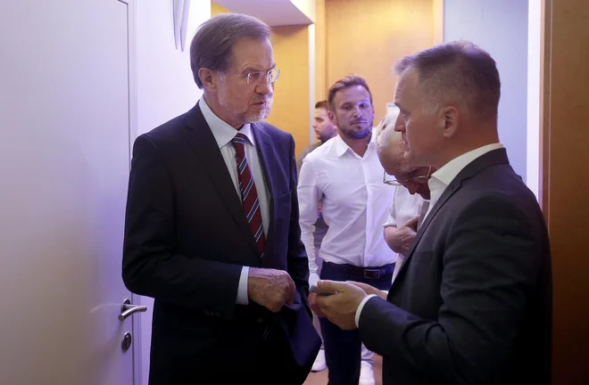 Lojze Peterle v volilnem štabu stranke NSi. FOTO: Blaž Samec