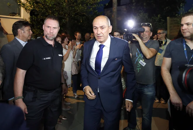 Rezultati volitev nakazujejo, da bo do nujnih gospodarskih ukrepov trda in dolga pot. FOTO: Matej Družnik/Delo