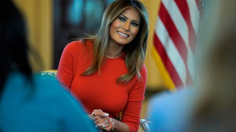 Fotografija: U.S. first lady Melania Trump sits during a listening session with students at the White House in Washington, U.S., April 9, 2018. REUTERS/Joshua Roberts - RC16C9405E70 Foto Joshua Roberts Reuters