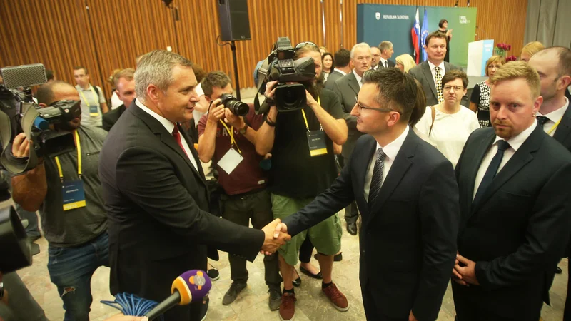 Fotografija: Dejan Židan in Marjan Šarec v volilnem središču na Gospodarskem razstavišču. FOTO: Jure Eržen/Delo