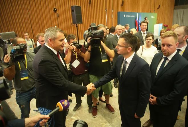 Dejan Židan in Marjan Šarec v volilnem središču na Gospodarskem razstavišču. FOTO: Jure Eržen/Delo
