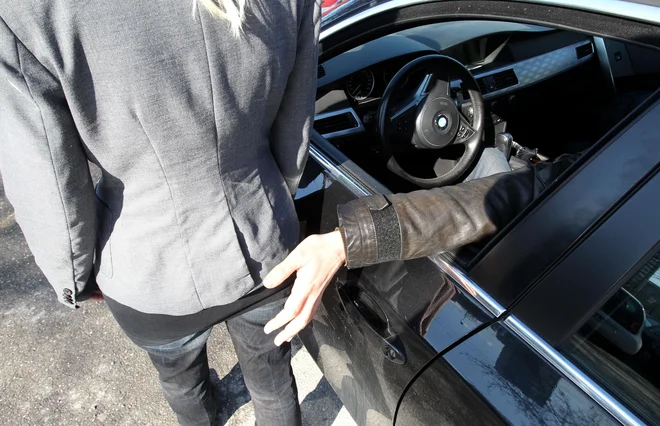 »V največ zgodbah nastopajo inštruktorji za vožnjo, »zaprt avto, zaprt prostor, nekdo, ki nosi znanje, na eni strani, in nekdo, ki je od njega odvisen, na drugi.« Foto: Arhiv Dela