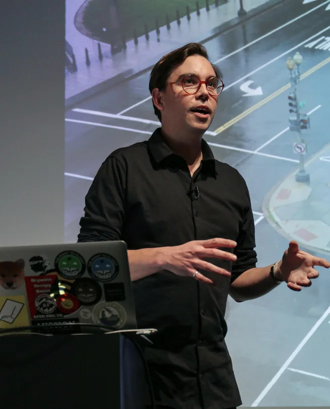 James Bridle razmišlja o nacionalnosti v kontekstu digitalnih tehnologij. FOTO: Arhiv Aksiome