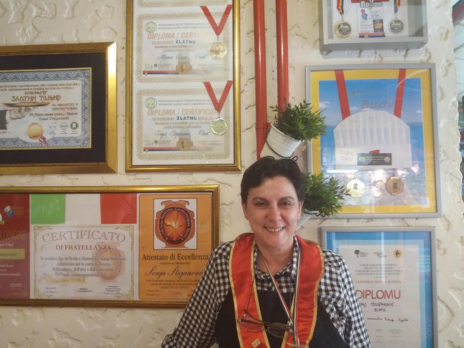 Sonja Stojanović iz Pirota je šla predlani s Staroplaninsko pico prvič na tekmovanje v peki pic in - postala svetovna prvakinja. Za tem je dobila še niz priznanj drugje. FOTO: Milena Zupanič/Delo