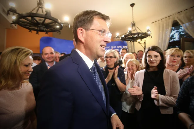 Miro Cerar in drugi med pričakovanjem rezultatov parlamentarnih volitev v štabu SMC. FOTO: Jure Eržen/Delo