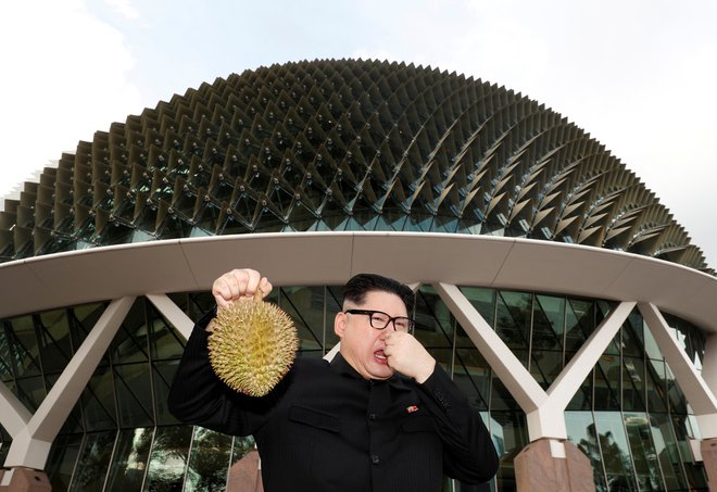 Severnokorejskemu voditelju Kim Džong Unu (na fotografiji je sicer Kimov odličen dvojnik) sadež durian resda ne diši, kar ne bi mogli reči za hotel s petimi zvezdicami na tuj račun. FOTO: Edgar Su/Reuters