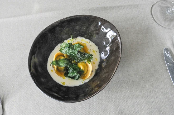 Po moško – koprive, gorgonzola, orehi. FOTO: Uroš Mencinger