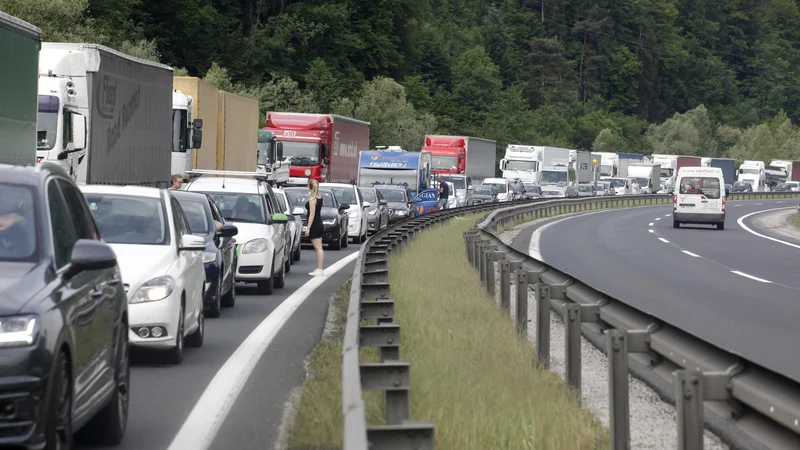 Fotografija: Nadaljuje se tudi odstranjevanje cestninskih postaj. FOTO: Mavric Pivk/Delo