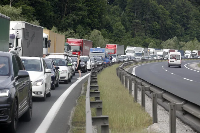 Nadaljuje se tudi odstranjevanje cestninskih postaj. FOTO: Mavric Pivk/Delo