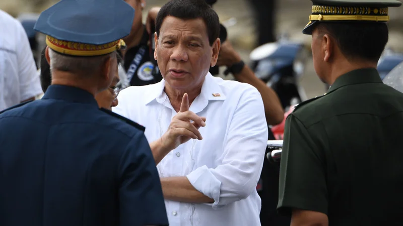 Fotografija: Rodrigo Duterte si je v Seulu vzel čas, da se je srečal s filipinskimi delavci, ki si kruh služijo v Južni Koreji. FOTO: Ted Aljibe/AFP