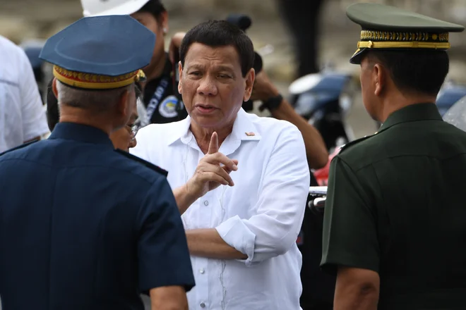 Rodrigo Duterte si je v Seulu vzel čas, da se je srečal s filipinskimi delavci, ki si kruh služijo v&nbsp;Južni Koreji.&nbsp;FOTO: Ted Aljibe/AFP