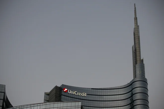 Milanski UniCredit naj bi rzamišljal o združitvi s francosko Societe Generale. Foto Blaž Samec