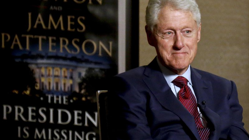 Fotografija: In this Monday, May 21, 2018, photo, former President Bill Clinton listens during an interview about a novel he wrote with James Patterson, "The President is Missing," in New York. (AP Photo/Bebeto Matthews) Foto Bebeto Matthews Ap