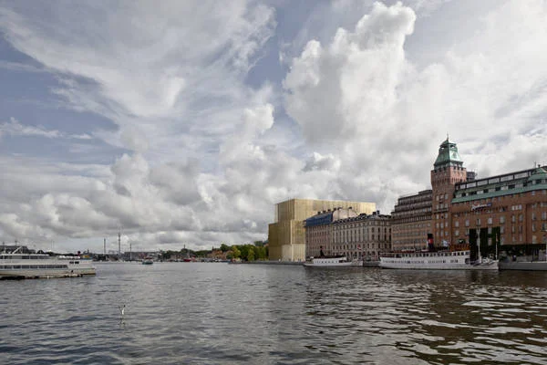 Kritiki novega Nobelovega centra so že v preteklosti opozarjali na njegove neustrezne dimenzije, neprimerne za umestitev na stockholmskem polotoku Blasieholmen. FOTO: Arhiv David Chipperfield Architects