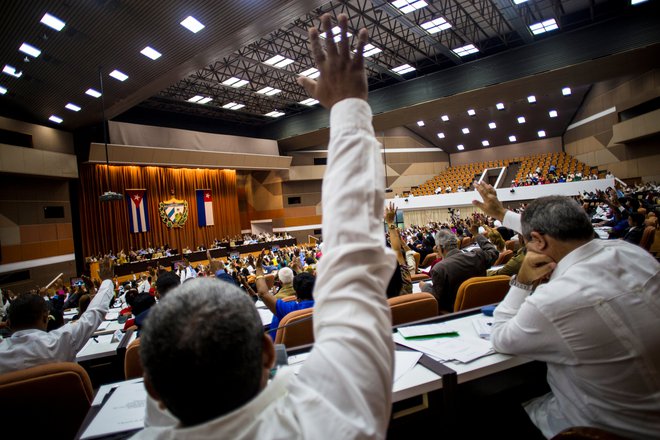 V soboto so poslanci narodne skupščine na izrednem zasedanju glasovali o ustanovitvi komisije, zadolžene za spremembo ustave. Narodna skupščina redno zaseda dvakrat letno, julija in decembra. FOTO: Reuters