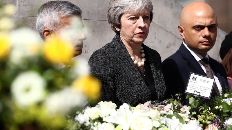 Fotografija: Britanska premierka Theresa May in notranji minister Sajid Javid med nedeljsko komemoracijo prve obletnice terorističnega napada na londonskem mostu. FOTO: REUTERS/Simon Dawson