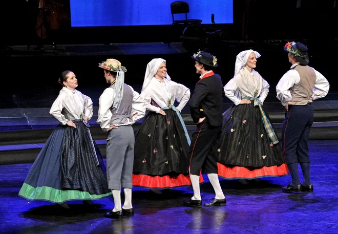 Plesalci skupine France Marolt  Foto Jože Suhadolnik